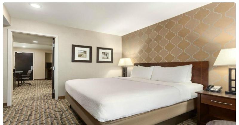 带大床的标准间, Holiday Inn Hotel & Suites Gateway, An Ihg
