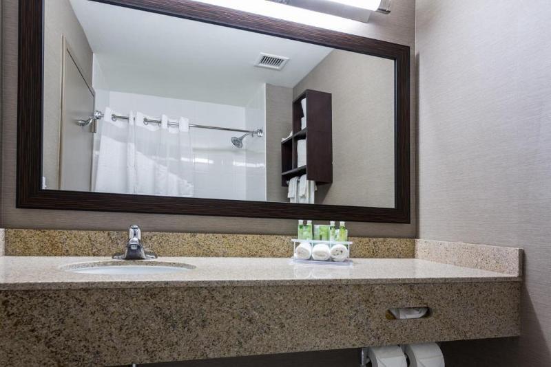 Стандартный Номер Кровать Кинг, Holiday Inn Express & Suites Naples Downtown   5th Avenue, An Ihg