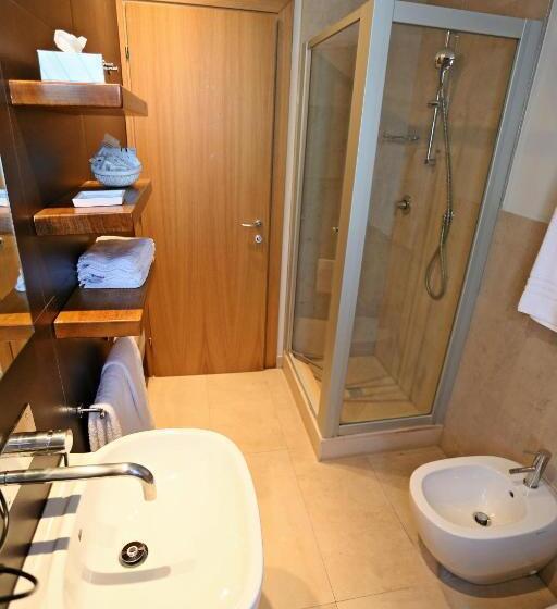 اتاق لوکس سه تخته, Country Hotel Le Querce