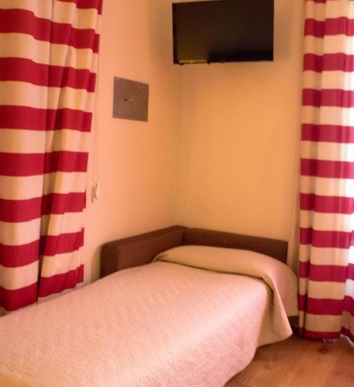 اتاق لوکس سه تخته, Country Hotel Le Querce