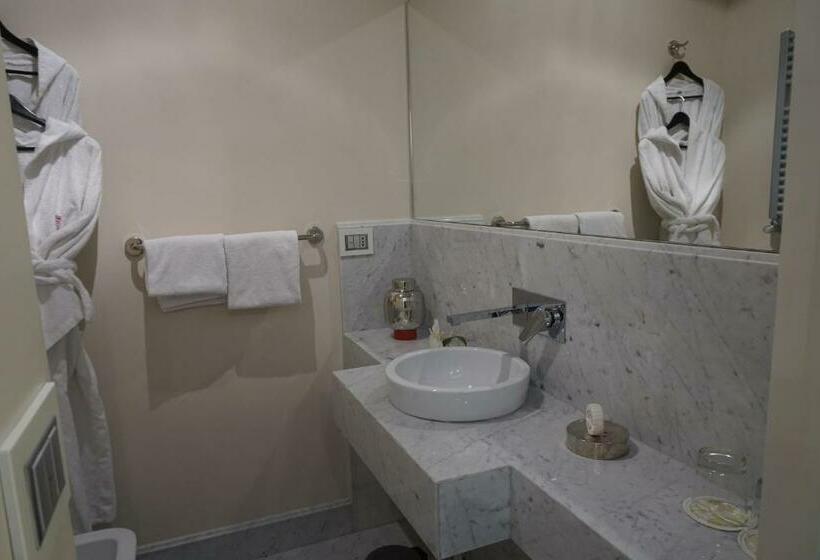 סוויטה, Trevi Palace Luxury Inn