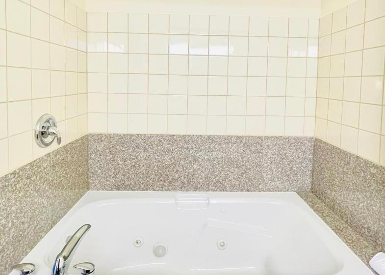キングサイズベッドのデラックスルーム, Days Inn By Wyndham Grande Prairie
