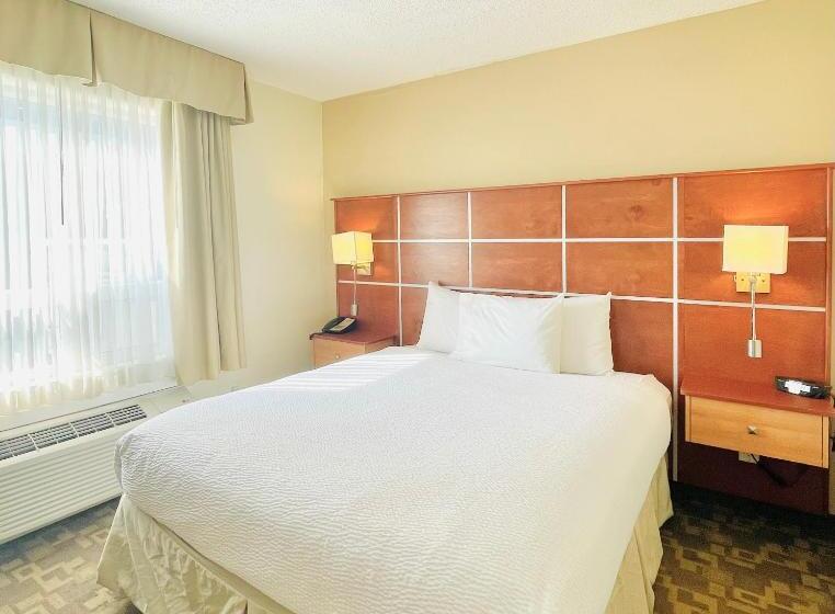 キングサイズベッドのスイートルーム, Days Inn By Wyndham Grande Prairie