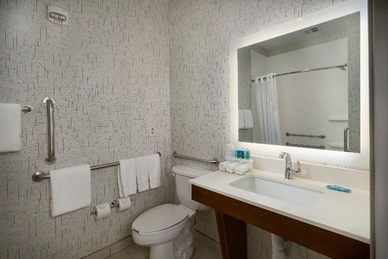 سوئیت با تخت بزرگ, Holiday Inn Express Lawrence, An Ihg