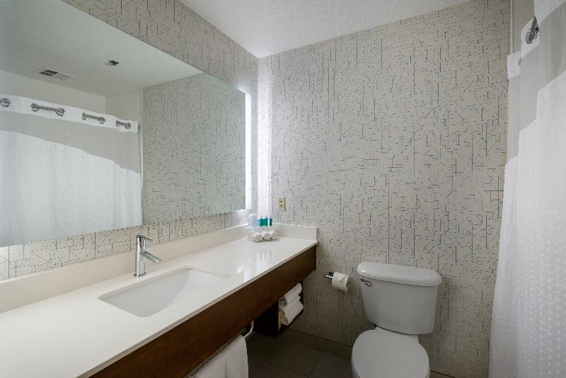 اتاق اجرایی با تخت بزرگ, Holiday Inn Express Lawrence, An Ihg