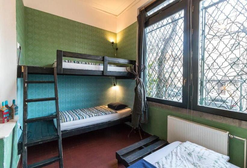 스탠다드 4인용 룸 공용 욕실, Baroque Hostel & Coworking