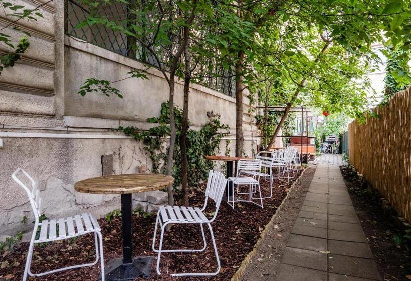 غرفة قياسية ثلاثية حمام مشترك, Baroque Hostel & Coworking
