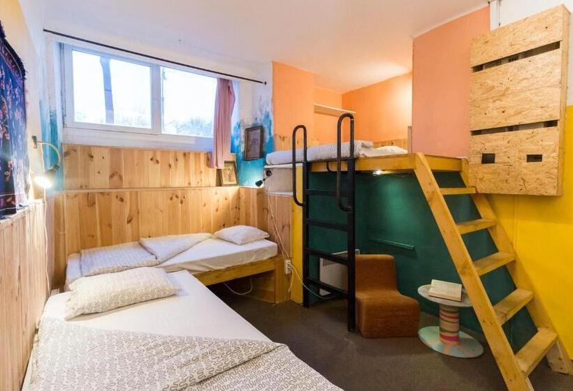 سرير فى غرفة مشتركه, Baroque Hostel & Coworking