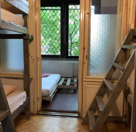 سرير فى غرفة مشتركه, Baroque Hostel & Coworking