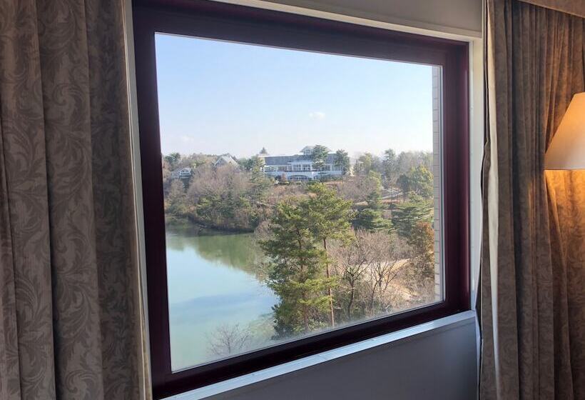 اتاق استاندارد با چشم‌انداز باغ, Hiroshima Airport