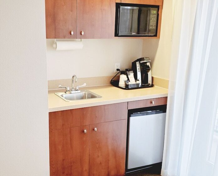 Люкс с Балконом, Holiday Inn Express Hotel & Suites Portland Northwest Downtown, An Ihg