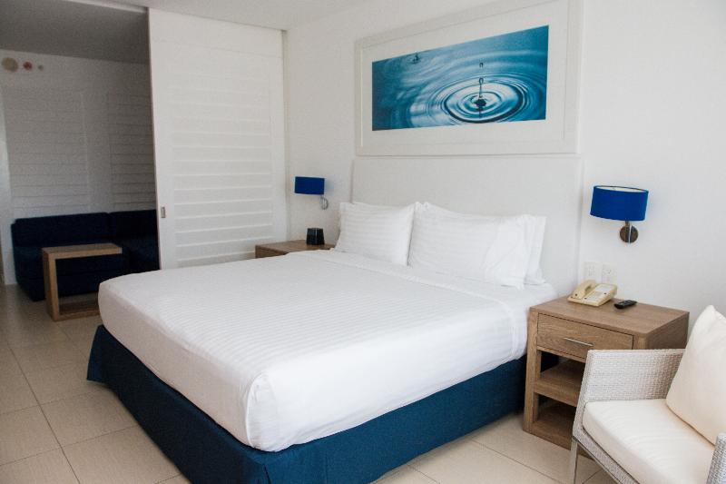 מיטת קינג בסוויטה, Holiday Inn Acapulco La Isla, An Ihg