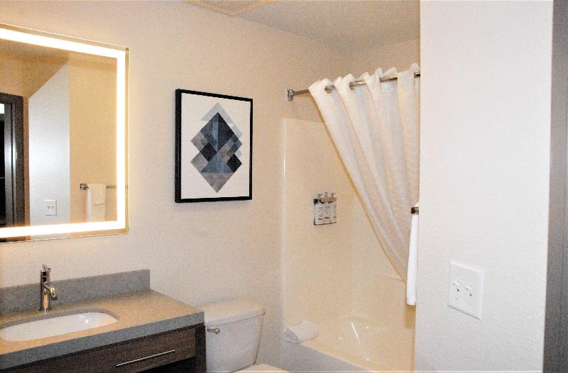キングサイズベッドのスイートルーム, Candlewood Suites Tallahassee, An Ihg