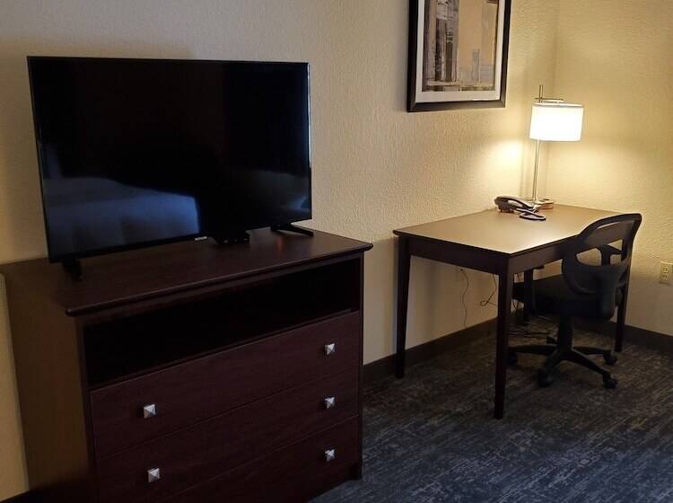 Номер Стандарт 2 Двуспальные Кровати, Cobblestone Suites  Oshkosh