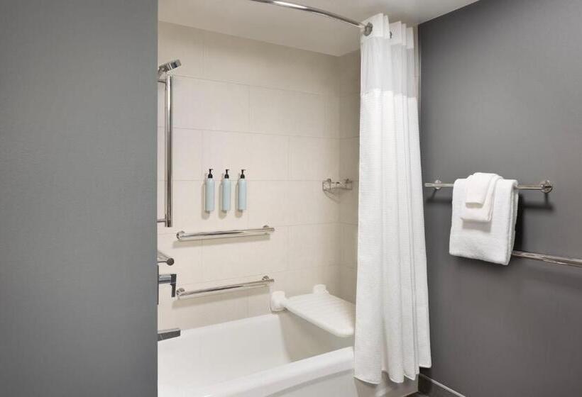 장애인을 위한 킹사이즈 침대 스탠다드 룸, Courtyard Edison Woodbridge