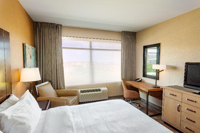 带大床的行政房间, Holiday Inn San Antonio Northwest  Seaworld Area, An Ihg