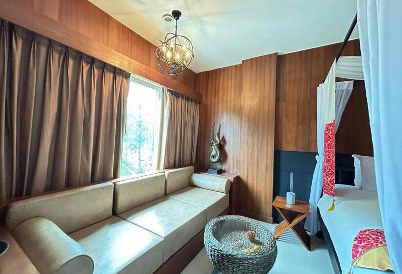 سوییت جونیور, Benyada Lodge   Surin Beach