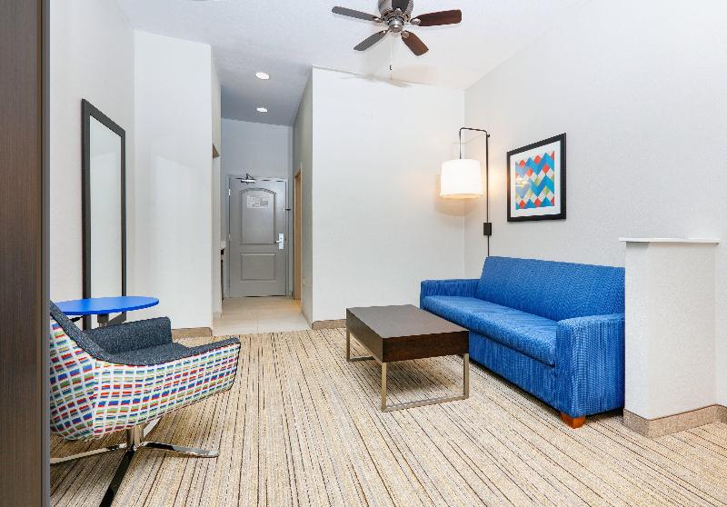 Люкс Кровать Кинг, Holiday Inn Express Hotel & Suites Cleburne, An Ihg