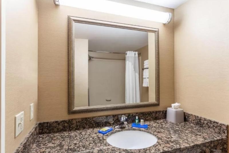 장애인을 위한 킹사이즈 침대 스탠다드 룸, Holiday Inn Express Charles Town, An Ihg