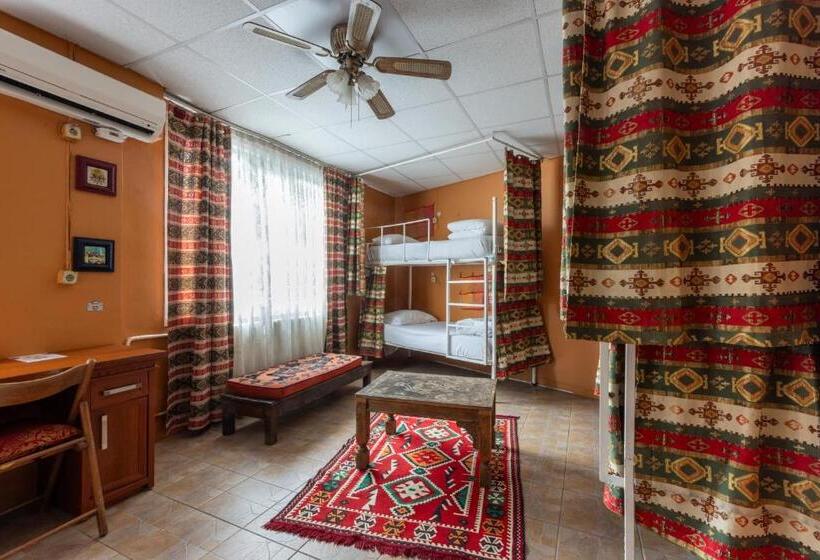 تختخواب در اتاق مشترک, Bahaus Hostel