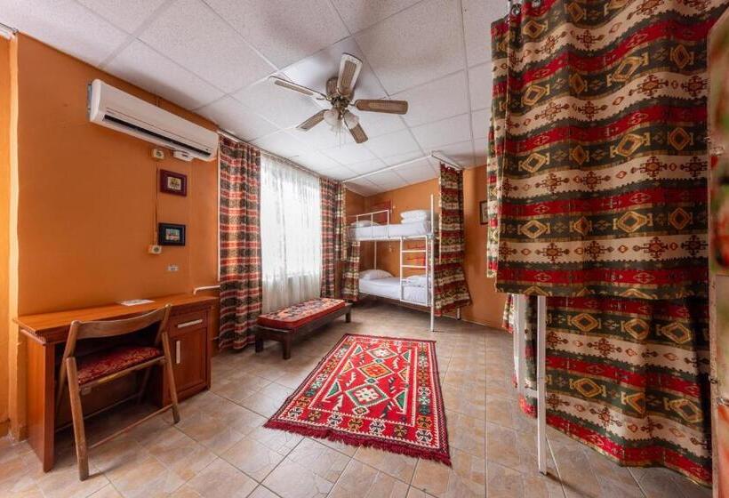 تختخواب در اتاق مشترک, Bahaus Hostel