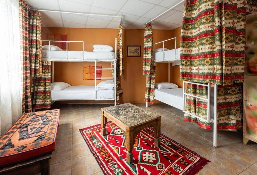 تختخواب در اتاق مشترک, Bahaus Hostel