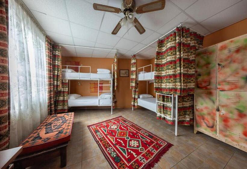 تختخواب در اتاق مشترک, Bahaus Hostel