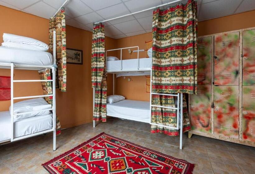 تختخواب در اتاق مشترک, Bahaus Hostel