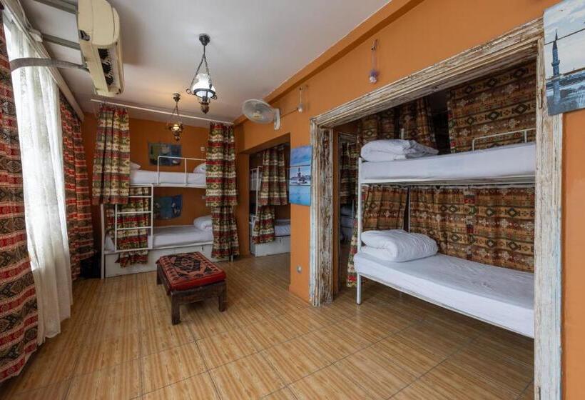 تختخواب در اتاق مشترک, Bahaus Hostel