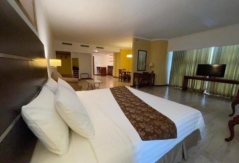 Президентский Люкс, Days Hotel By Wyndham Iloilo