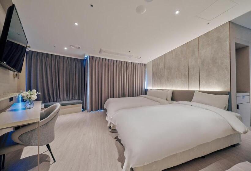 اتاق لوکس با چشم‌انداز دریا, Aqua Palace