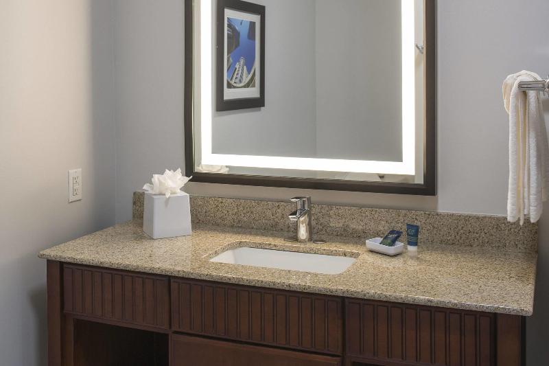 스위트 킹사이즈 침대, Four Points By Sheraton Houston Hobby Airport
