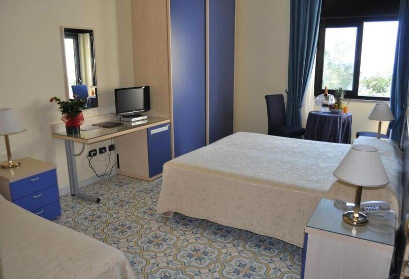 اتاق خانوادگی, Grand Hotel La Playa
