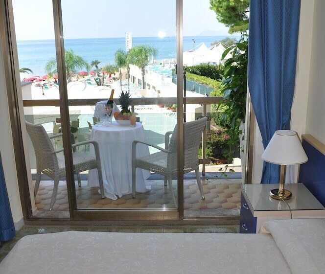 اتاق سوپریور با چشم‌انداز دریا, Grand Hotel La Playa