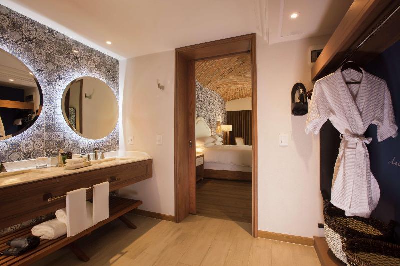 سوئیت جونیور با چشم‌انداز باغ, Krystal Grand Puerto Vallarta