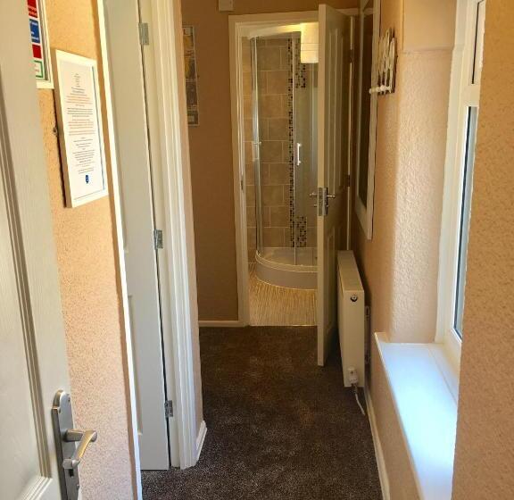 Quarto Familiar Comunicado, Corona Blackpool