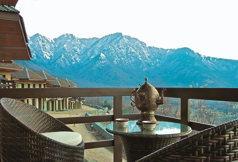 Superior room with lake view, Taj Dal View Srinagar