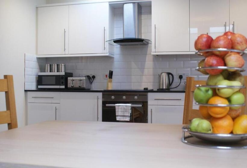 Апартаменты 2 Спальни, The Glen Mhor Apartments