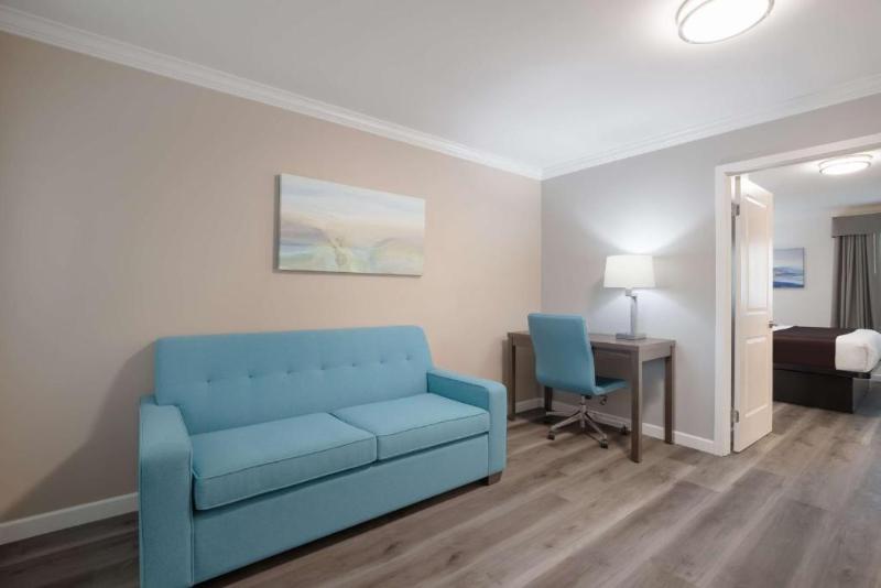 Люкс Кровать Кинг, Surestay Plus Hotel By Best Western Upland   Ontario North