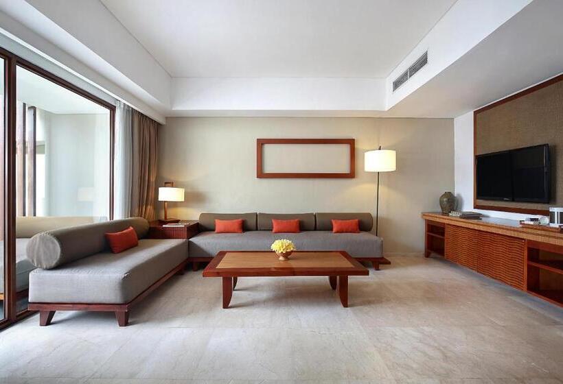 سوییت با چشم‌انداز استخر, The Magani Hotel And Spa
