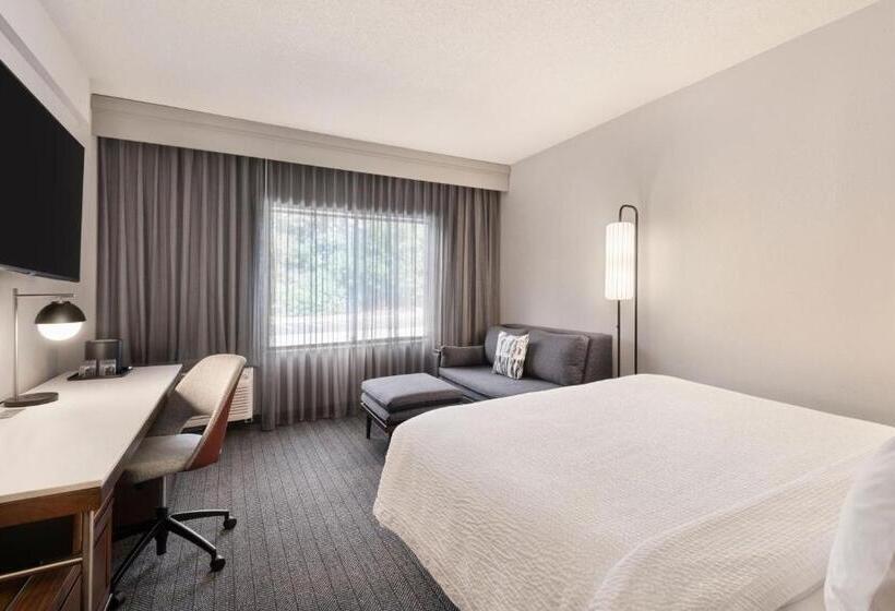 스탠다드 룸 킹사이즈 침대, Courtyard By Marriott Burlington