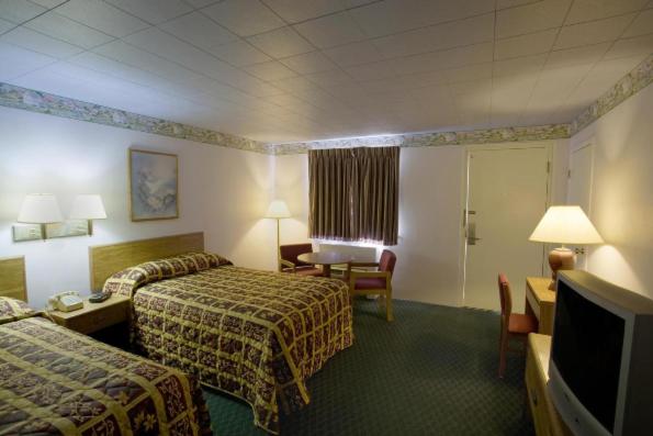带2个双人床的标准工作室, Americas Best Value Inn Litchfield
