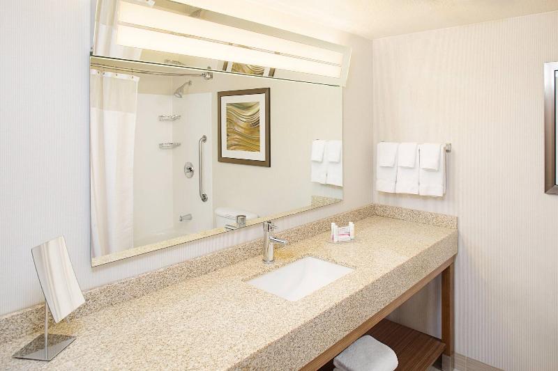 חדר סטנדרט עם מיטת קינג, Courtyard By Marriott Sacramento Midtown