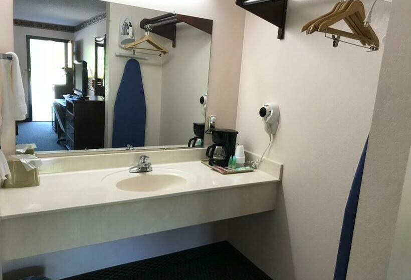 Номер Стандарт, Clairmont Inn & Suites   Warren