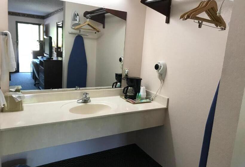 Стандартный Номер Кровать Кинг, Clairmont Inn & Suites   Warren