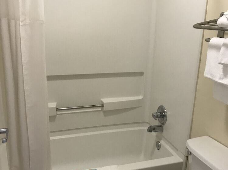 Номер Стандарт, Clairmont Inn & Suites   Warren