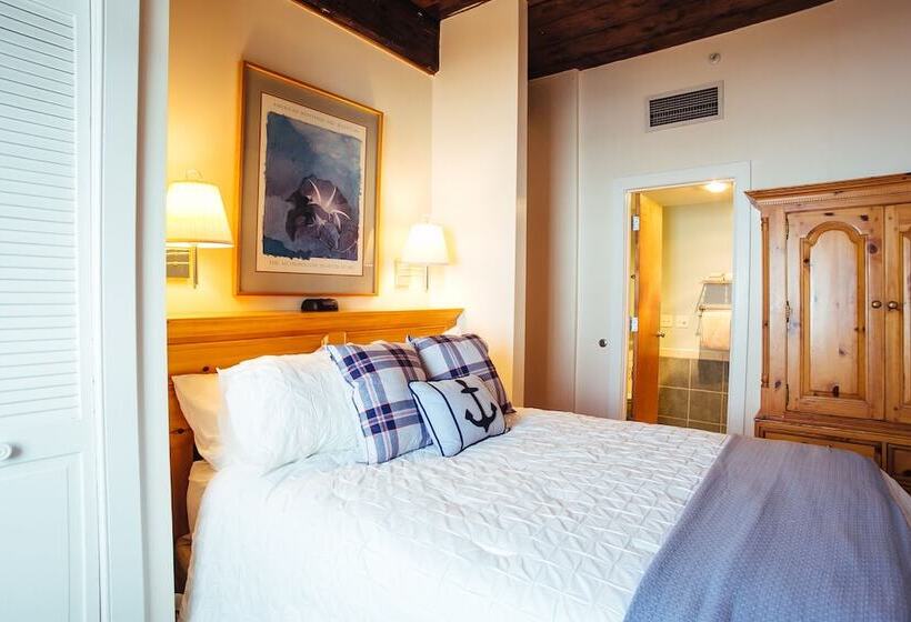 Люкс, Newport Bay Club And