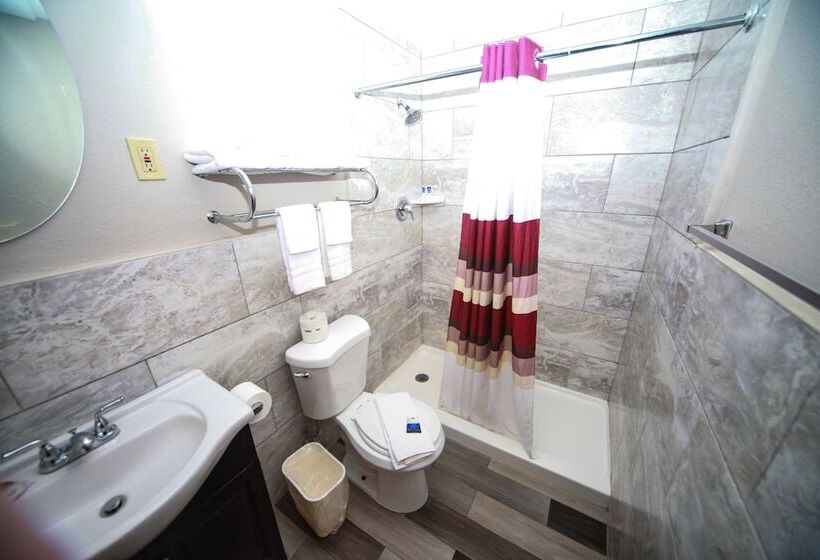 带2个双人床的标准工作室, Relax Inn