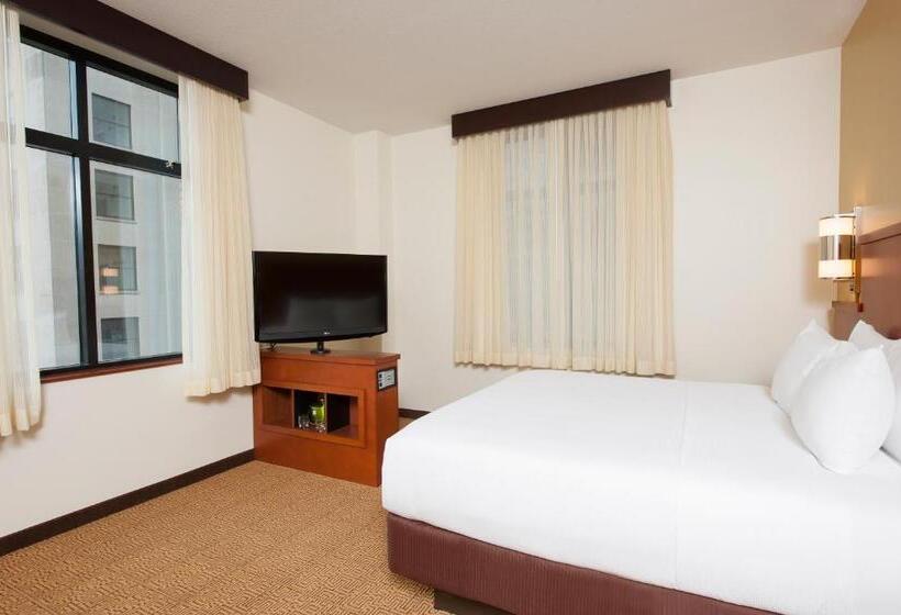 اتاق استاندارد با تخت بزرگ برای معلولان, Hyatt Place Des Moines/downtown