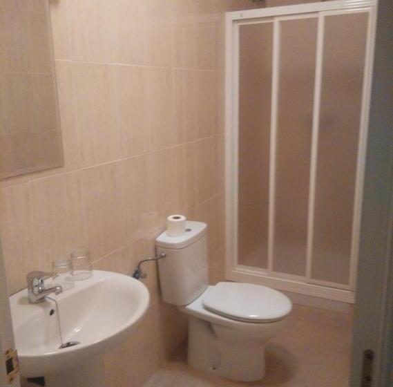 Номер Стандарт Трехместный, Hostal La Molina